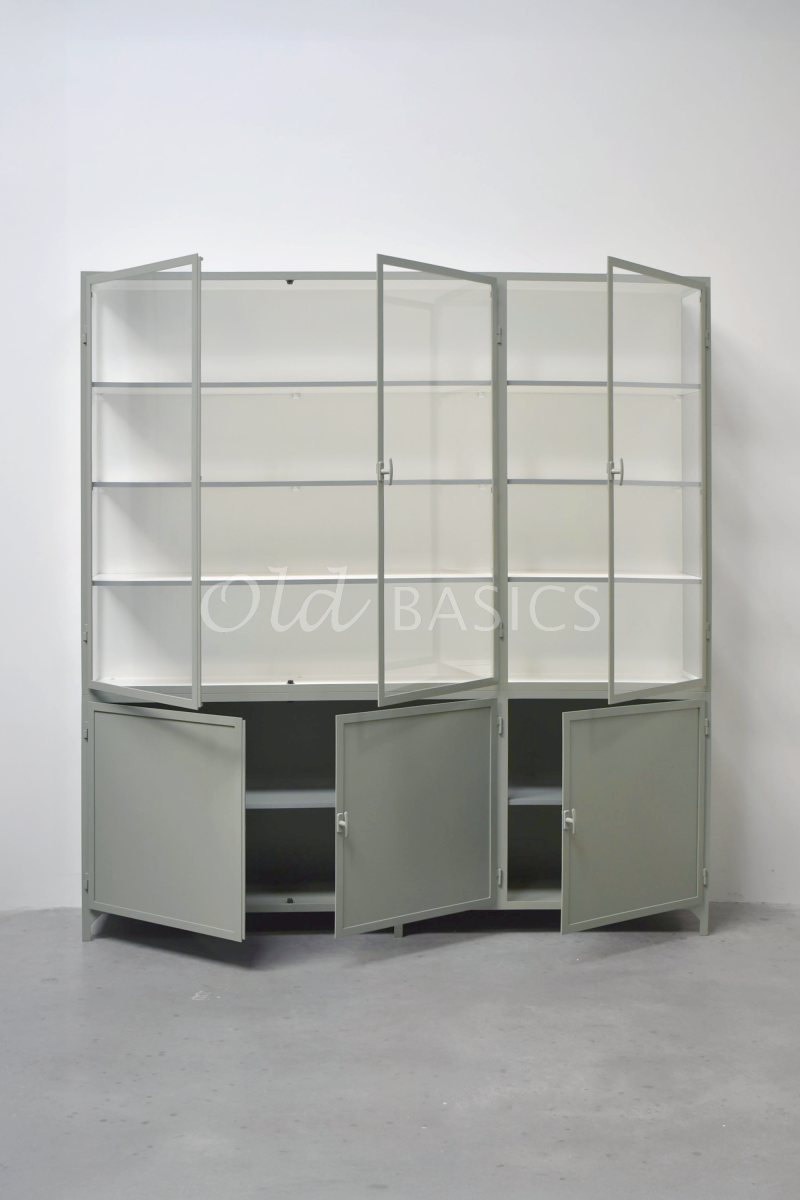 Detail van Apothekerskast Demi, 3 deuren, RAL7033, groen, grijs, materiaal staal